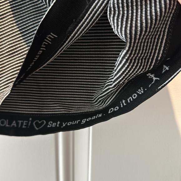 Lululemon - Black and White Striped - Size 4 - Excellent Condition!! - Picture 4 of 4